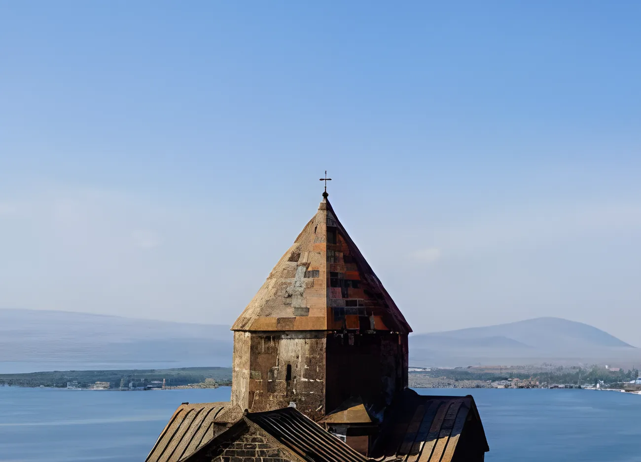 Mosteiro de Sevanavank no Lago Sevan