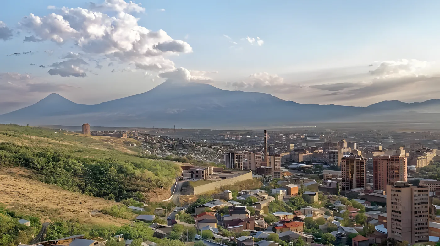 Yerevan, capital da Armênia, com o Monte Ararat ao fundo