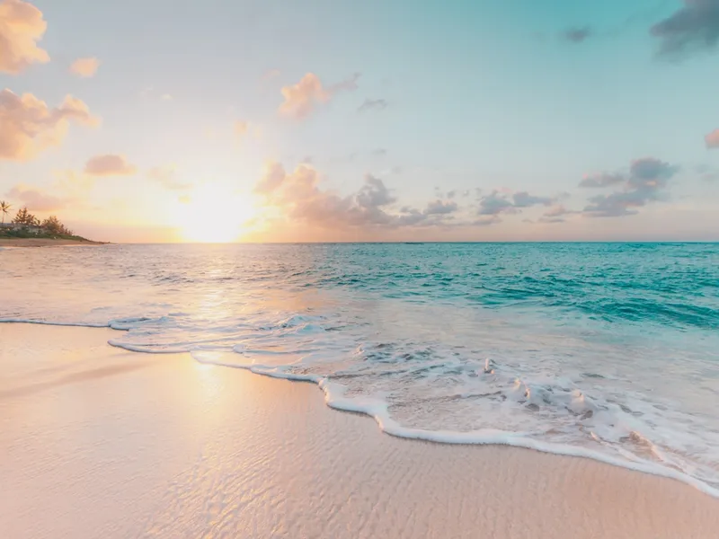 Praia do Nordeste brasileiro — mar turquesa e areia branca