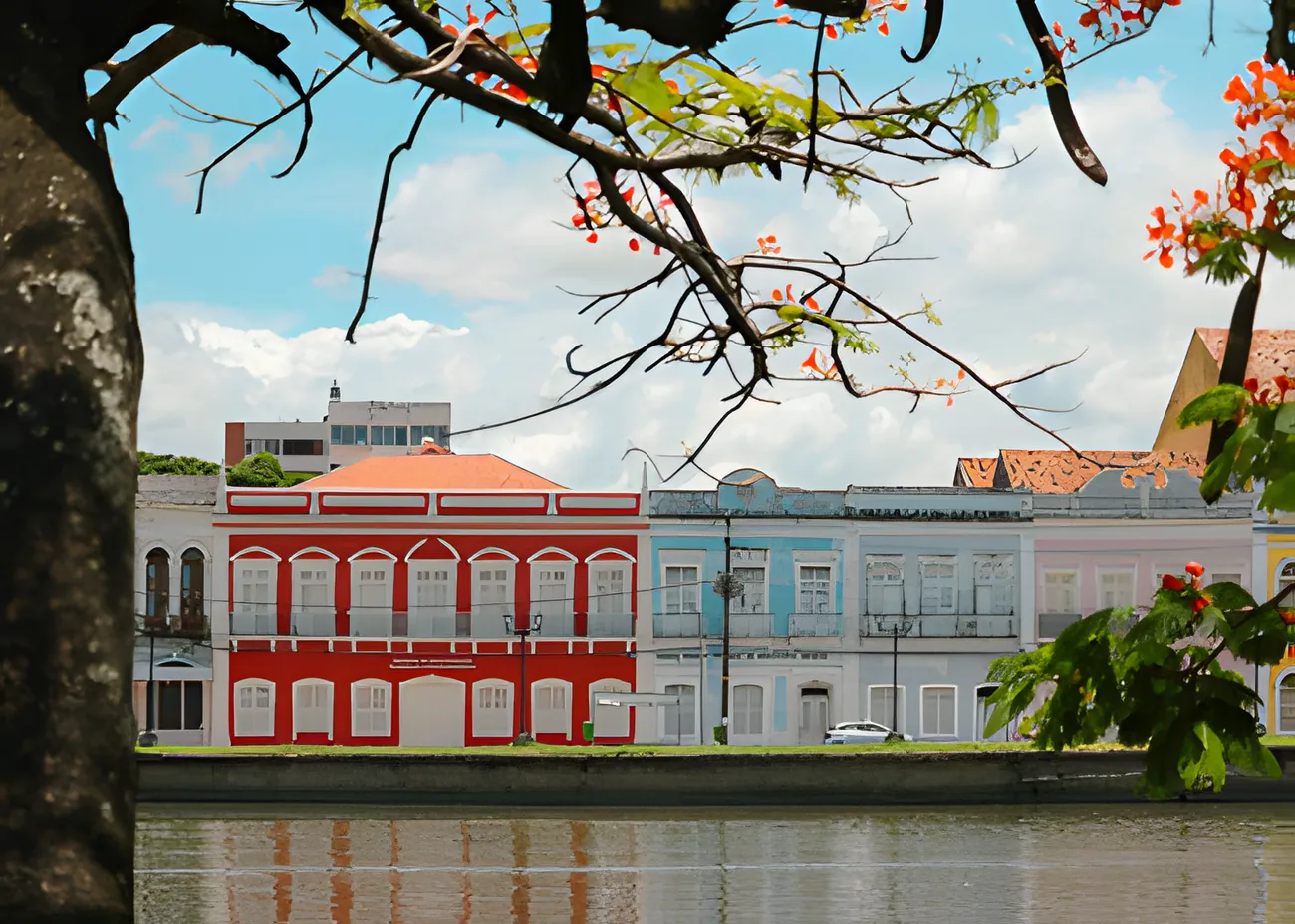 Rua do Bom Jesus, casario colorido do Recife Antigo às margens do rio