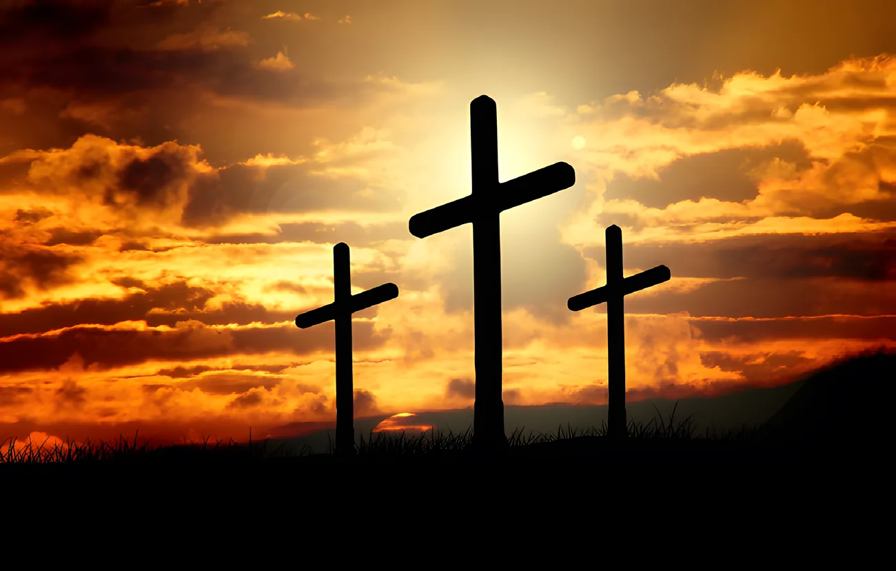 Espetáculo da Paixão de Cristo — três cruzes ao pôr do sol